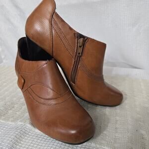 F2 Clarks Bendables Brown Leather Ankle Boots Sz 7 Cushioned Side Zip Mid Block